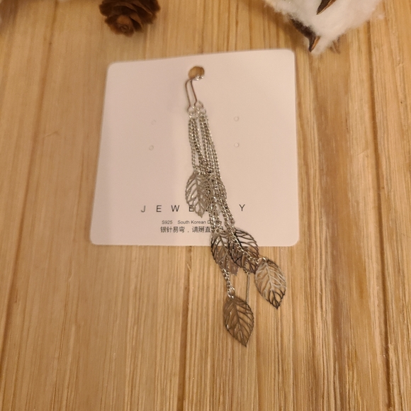 🍃🍃NEW🍃🍃Gorgeous Threaded Leaf Dangle Earrings in SILVER - Picture 4 of 13